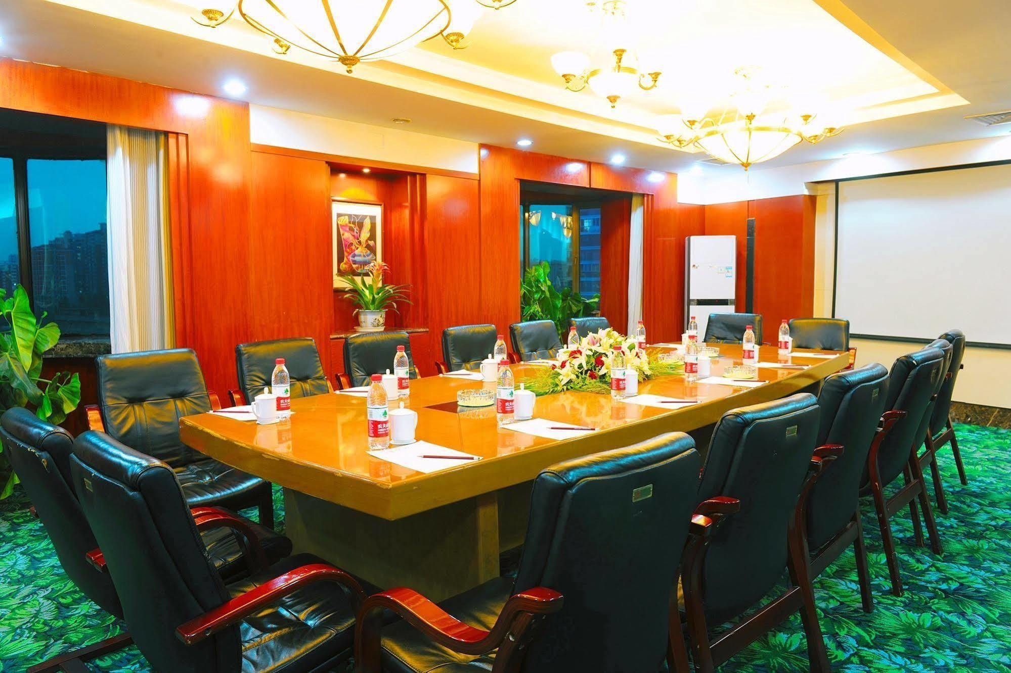 Crown Otel Vuhan Dış mekan fotoğraf